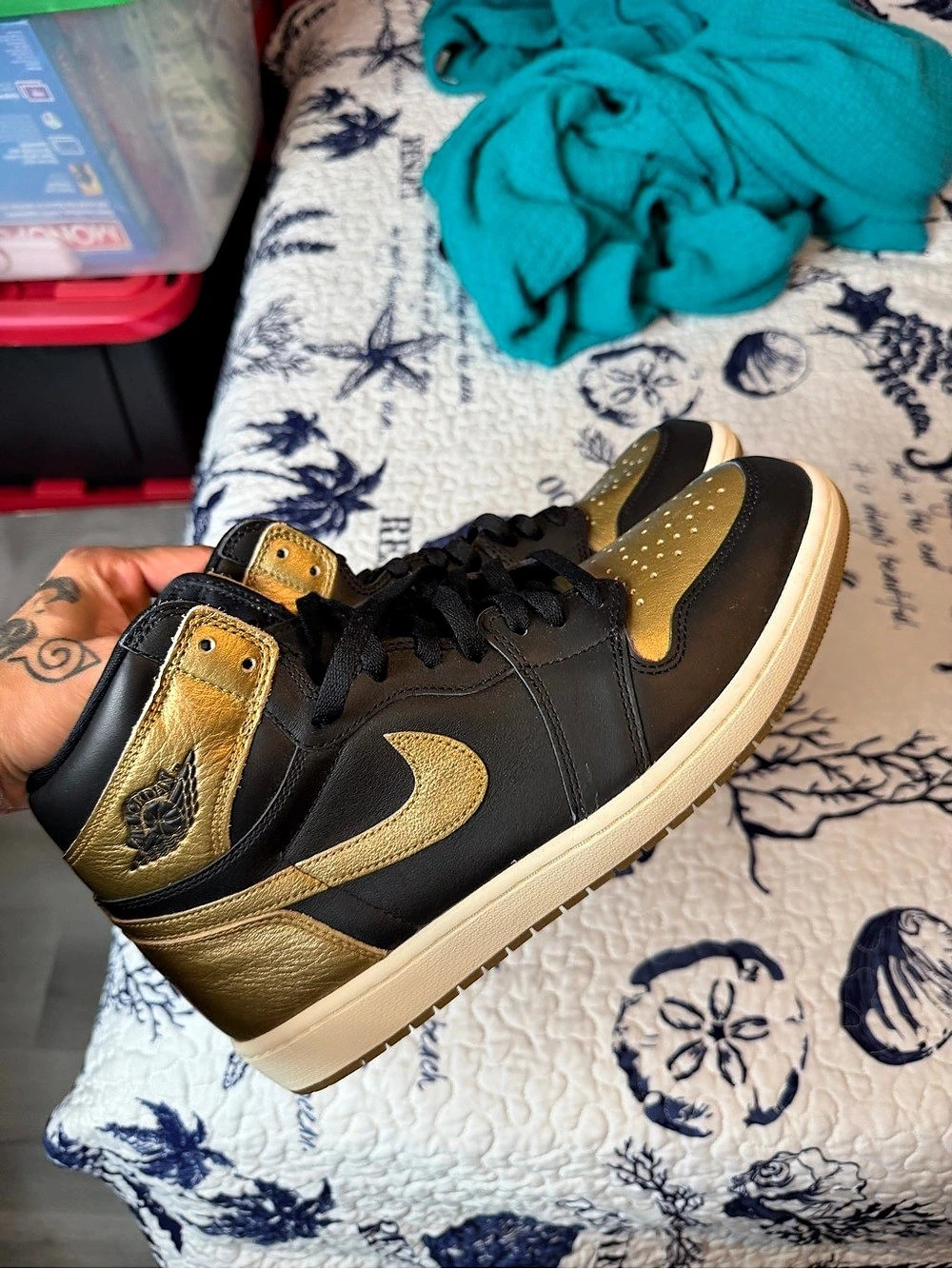 Jordan Air Jordan 1 Retro High OG "Black Metallic Gold" Black & Gold